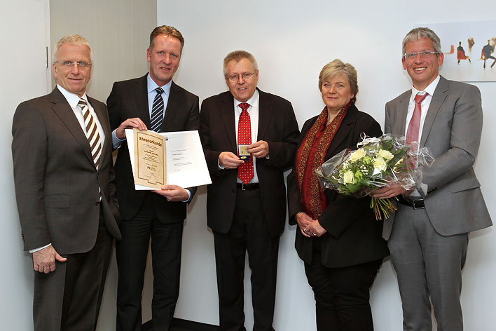 Friedhelm Schneider (3. von links) feiert seine fnfzigjhrige Zugehrigkeit zum Unternehmen. Foto: Christian Melzer