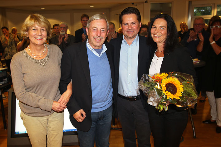 Das alte Bürgermeisterpaar gratuliert dem neuen. Von links: Bettina und Werner Becker-Blonigen mit Ulrich Stücker und Tanja Schnegelberger. Foto: Christian Melzer