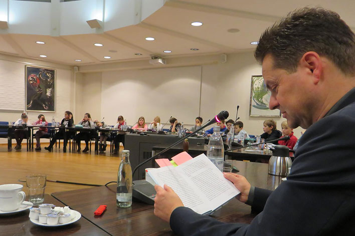 Bürgermeister Ulrich Stücker und die Klasse 5d der TOB Wiehl beim Vorlesetag im Ratssaal. Fotos: TOB