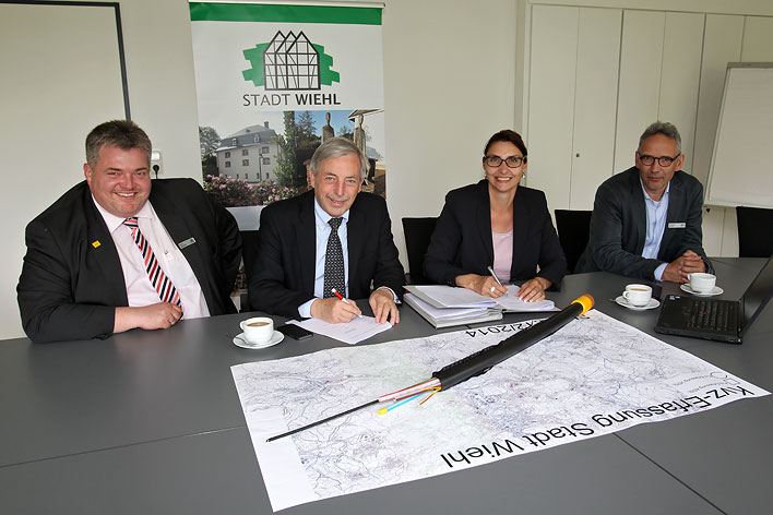 Von links: Maik Adomeit, Bürgermeister Werner Becker-Blonigen, Anja Oppermann und Andreas Zurek. Foto: Christian Melzer
