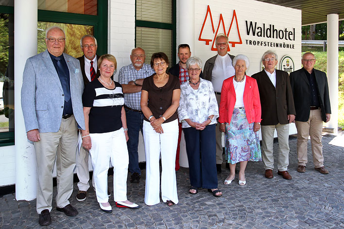 Wilfried Hahn (links) gab den Vorsitz der CJZ an Wolfgang Birkholz (2. von links) ab. Gemeinsam mit seiner Frau Gudrun (3. von links) wurde er im Waldhotel Tropfsteinhhle vom neuen CJZ-Vorstand verabschiedet. Foto: Christian Melzer