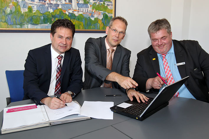Von links: Bürgermeister Ulrich Stücker, Telekom-Regiomanager Stefan Mysliwitz und Maik Adomeit, Beigeordneter der Stadt Wiehl. Foto: Christian Melzer