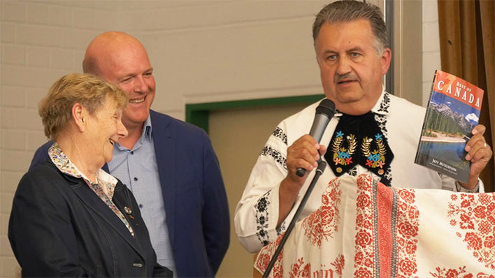 Von links: Kreisvorsitzende Enni Janesch, NRW-Landesvorsitzender Rainer Lehni und der Vorsitzende der Siebenbrger Sachsen in Kanada John Werner