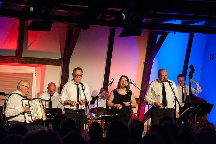Sieben Musiker aus dem Oberbergischen nahmen die Burghausgste mit auf eine musikalische Zeitreise – Foto: Vera Marzinski
