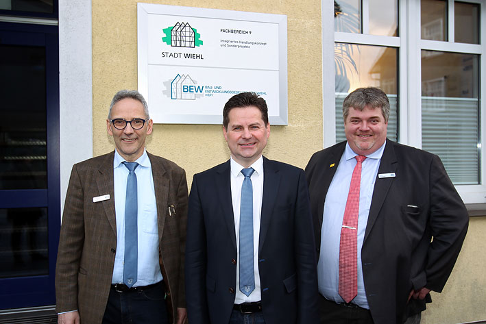 Von links: Die Geschäftsführer der BEW Andreas Zurek, Bürgermeister Ulrich Stücker und Maik Adomeit. Foto: Christian Melzer