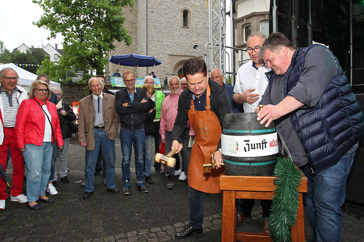 Mit dem Fassanstich erffnete Brgermeister Ulrich Stcker das Wiehler Kirchen- und Heimatfest. Foto: Christian Melzer