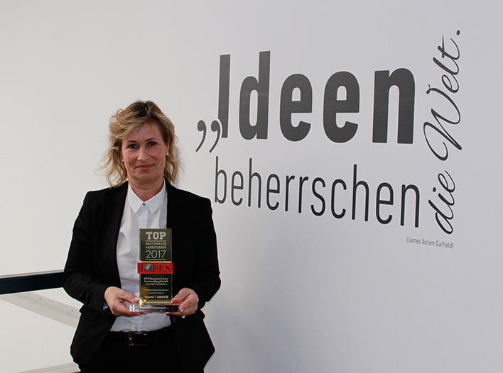 Barbara Höfel, Mitglied der
Geschäftsleitung Personal bei BPW, freut sich
über die Auszeichnung des
Nachrichtenmagazins Focus. Foto: BPW
Bergische Achsen KG