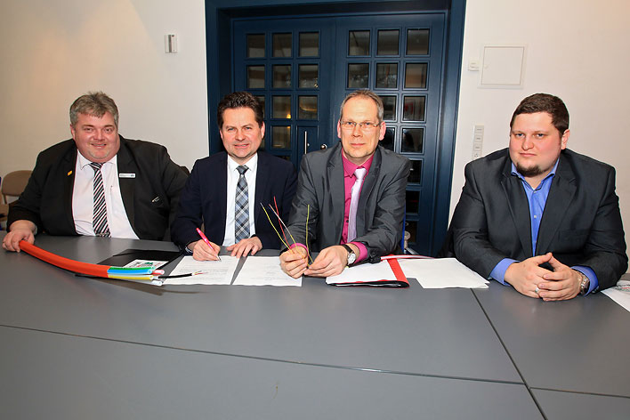 Von links: Maik Adomeit, Bürgermeister Ulrich Stücker, Stefan Mysliwitz und Martin Heim. Foto: Christian Melzer