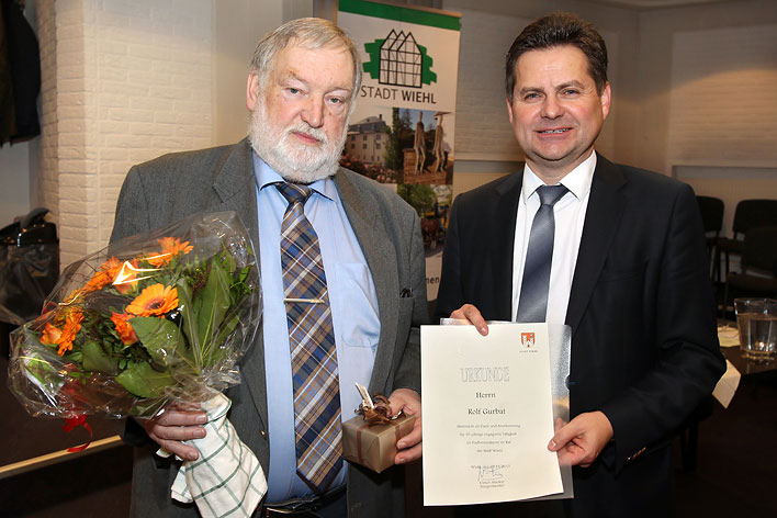 Von links: Rolf Gurbat und Bürgermeister Ulrich Stücker. Fotos: Christian Melzer