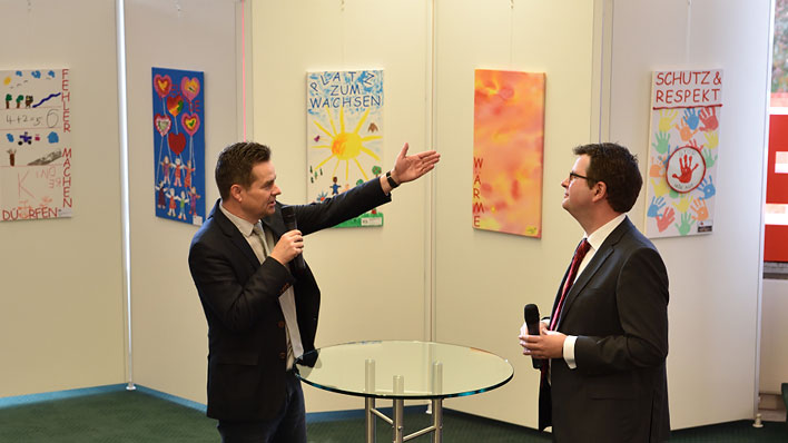 Brgermeister Ulrich Stcker und Sparkassendirektor Thomas Ro bei der Begrung (von links)