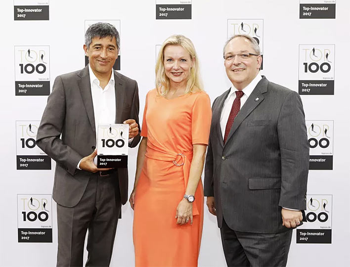 Von links: Ranga Yogeshwar, Katrin Köster und Dr. Markus Kliffken (beide BPW) bei der Auszeichnung als TOP 100 Innovator auf dem Deutschen Mittelstands-Summit