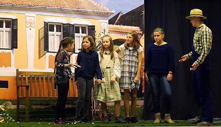 Die jungen Schauspieler, von links nach rechts: Luisa Zemaj, Mara Kessmann, Anna-Sophie Wolff, Alina-Marie Zils, Jana Kessmann und Jannis Schoger
