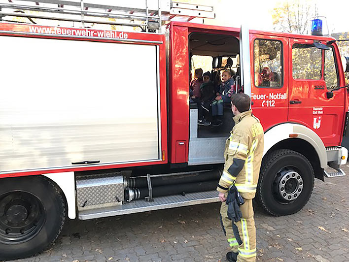 Ein echtes Feuerwehrauto war für die Kinder der Städtischen Kindestagesstätte "Am Sonnenhang" der perfekte Ort für den bundesweiten Vorlesetag. Foto: Heidrun Betat 