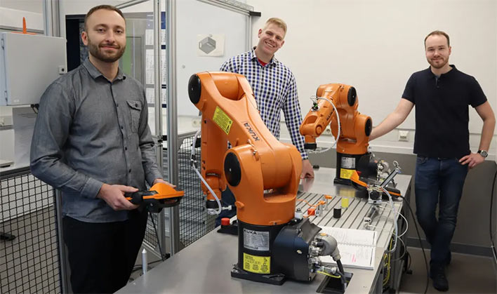 Nikolaj Merkel, Andreas Janzen und Thorben Kalkuhl (v.l.) entwickelten die Roboteranlage im Rahmen einer Projektarbeit am Berufskolleg Technik in Siegen