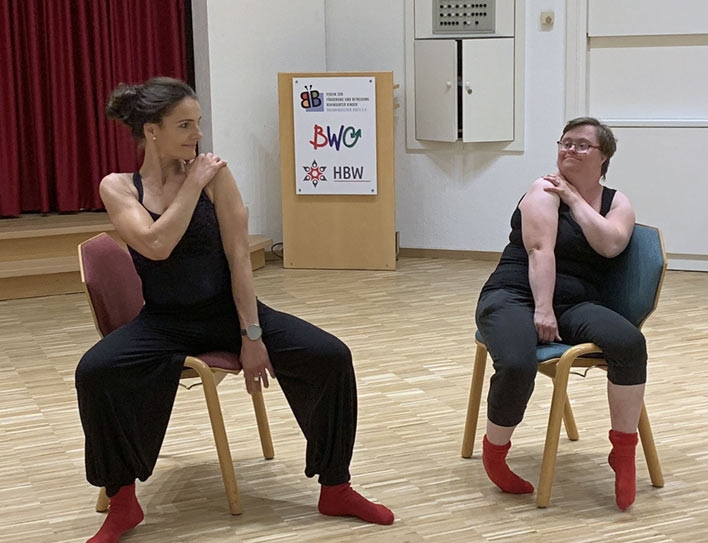 Tanzpädagogin Hiltrud Grübling (li.) und eine Tänzerin des Ensembles ARTsider