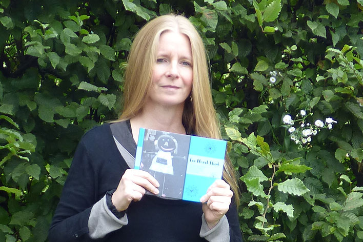 Die Autorin Ulrike Claßen-Büttner mit dem Buch „Ein Monat Glück“ in ihrem heimischen Garten in Wiehl