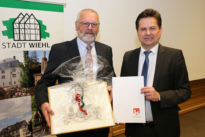 Bürgermeister Ulrich Stücker ehrt Karl-Ludwig Riegert