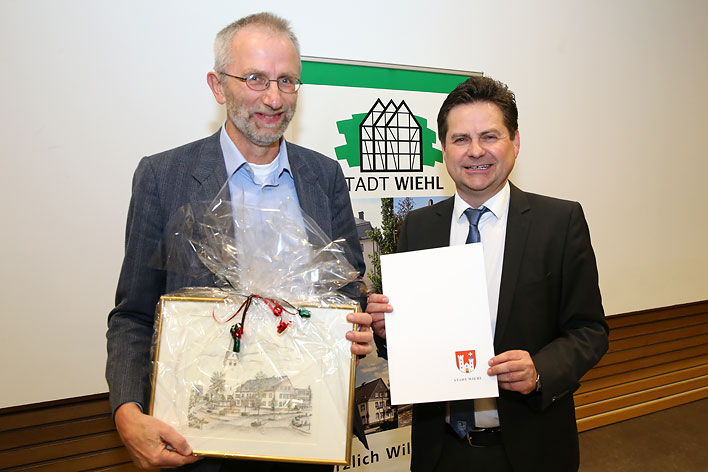 Bürgermeister Ulrich Stücker ehrt Hans-Peter Stinner
