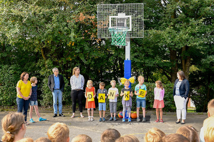 Einweihung des Basketballkorbs. Foto: Frderschule des Oberbergischen Kreises