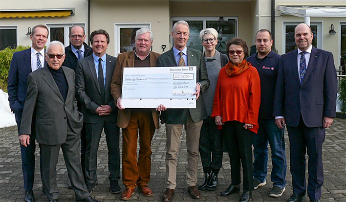 Scheckbergabe von Vertretern des Rotary Clubs Gummersbach an den Frderverein „Freunde und Frderer der Hospizarbeit in Wiehl e.V.“