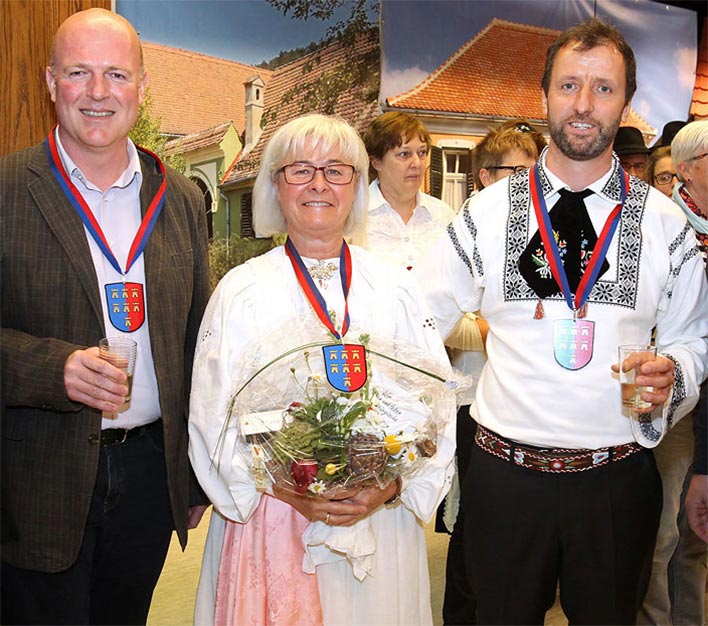 
Von links: Landesvorsitzender Rainer Lehni, Leiterin der Theatergruppe Erika Hamlischer und Kreisgruppenvorsitzender Horst Kessmann erhielten den ersten Siebenbrgischen Orden