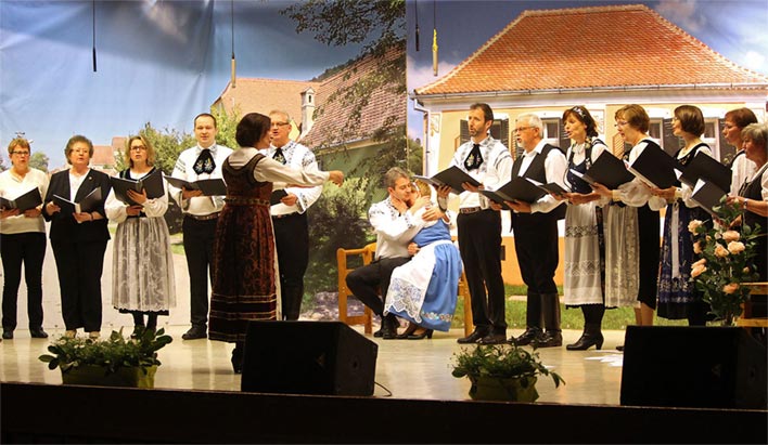 Der Chor der Kreisgruppe unter der Leitung von Judith Drr-Steinhart gestaltete das Theaterstck auch mit