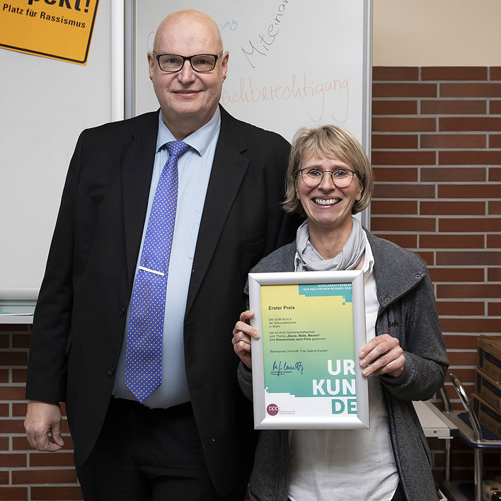 Auch Lehrerin Sabine Eucken erhielt eine Urkunde – aus den Hnden von Hans-Georg Lambertz von der bpb