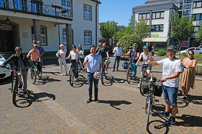 Bereit fürs Stadtradeln: das Team „RADhaus“, zusammengesetzt aus Mitarbeiterinnen und Mitarbeitern der Stadtverwaltung. Bürgermeister Ulrich Stücker (vorn Mitte) unterstützt die Aktion.
