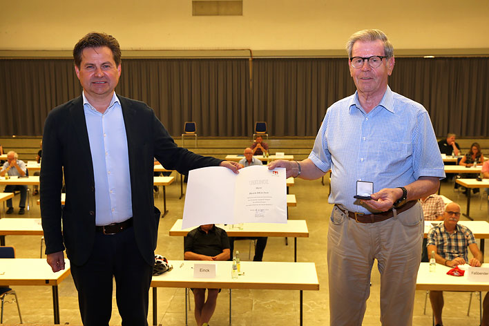 Aus den Händen von Bürgermeister Ulrich Stücker erhielt Horst Mörchen den Silbernen Wiehltaler samt Urkunde. Foto: Christian Melzer
