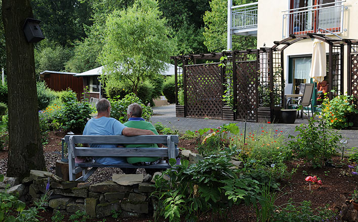 Rentner im Garten des Hauses am Konradsberg