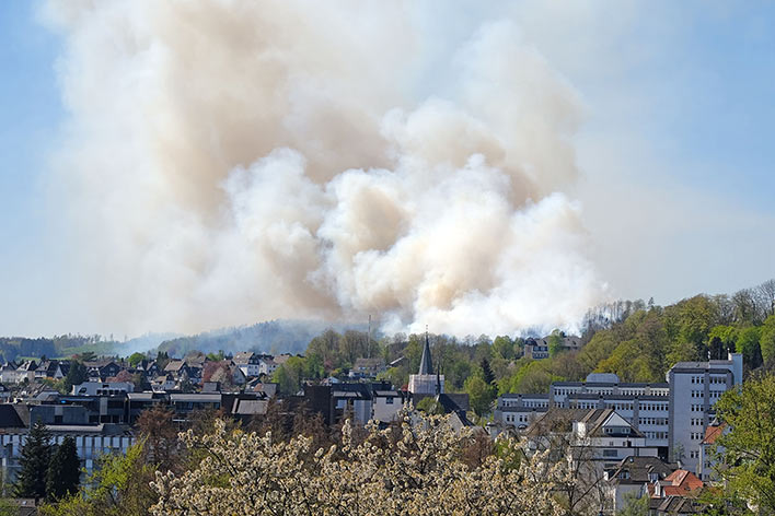 Vermutlich durch eine Zigarettenkippe ausgelst wurde der Brand nahe Gummersbach, bei dem mindestens 25 Hektar Wald vernichtet wurden. Foto: Volker Dick