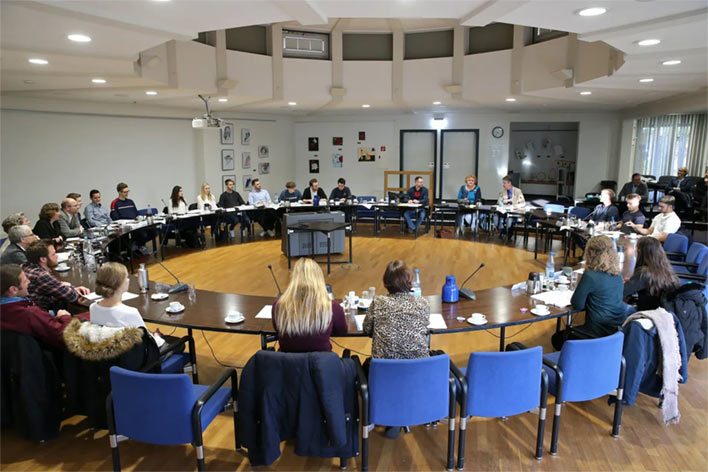Mittendrin statt nur dabei: BPW Auszubildende diskutierten im Ratssaal des Wiehler Rathauses ber die Situation der rtlichen Spielpltze. Foto: Christian Melzer