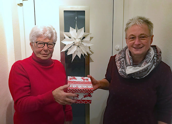 Edith Koester (links) und Petra Seinsche ließen dem Haus Arche Noah ihre Spende in einer weihnachtlichen Kiste zukommen, statt sie wie sonst üblich bei einem Kaffeetrinken zu überreichen. Fotos: privat