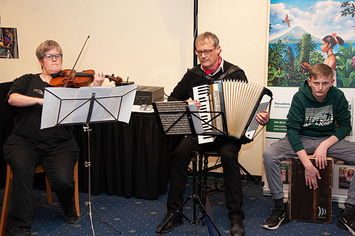 Der Abend war musikalisch umrahmt von Heike Skorczyk (Violine), Martin Schulte (Akkordeon) und seinem 15-jährigen Sohn Carl – August (Cajon)
