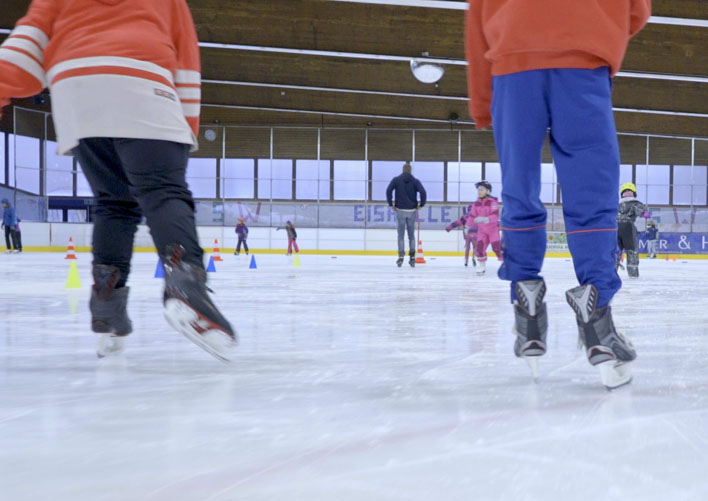 In den Ferien benötigen auch Schülerinnen und Schüler einen negativen Schnelltest für einen Besuch in der Eissporthalle. Foto: FSW