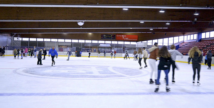 Extra lange Laufzeiten bietet die Eissporthalle in den Ferien an. Foto: FSW