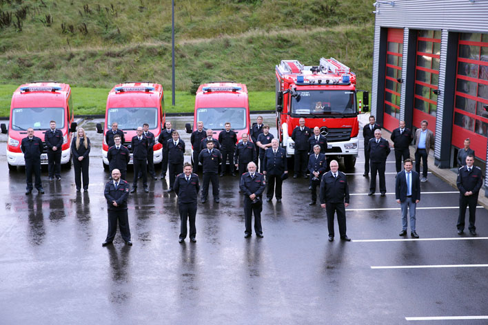 Die geehrten, beförderten und neu ernannten Feuerwehrleute sammelten sich fürs Foto vor dem Gerätehaus in Oberwiehl. Fotos: Christian Melzer