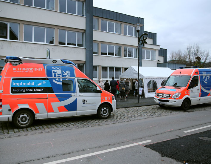 Zwischen 13:00 und 17:00 Uhr machte das Impfmobil des Kreises Station im Wiehler Rathaus. Fotos: Christian Melzer