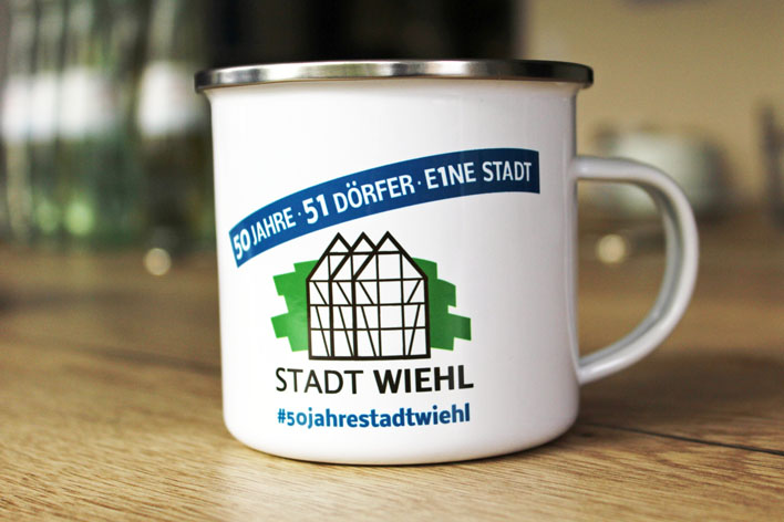 Die Jubiläumstasse zum 50. Stadtgeburtstag ist für fünf Euro bei Wiehlticket erhältlich. Foto: Stadt Wiehl
