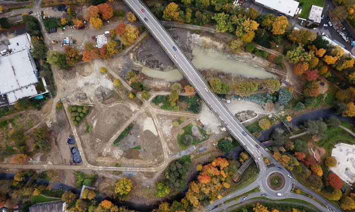 Die Aufnahme aus der Luft zeigt den Umfang der Erdarbeiten, die zur Umgestaltung des Wiehlparks nötig sind. Drohnenbild: Stadt Wiehl