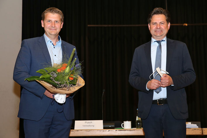 Gratulationen von Bürgermeister Ulrich Stücker und Blumen für den künftigen Ersten Beigeordneten der Stadt Wiehl, Peter Madel (l.) Foto: Christian Melzer