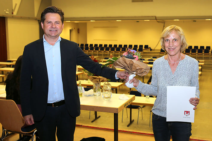 Bürgermeister Ulrich Stücker überreichte Maria Schmitz die Ernennungsurkunde. Sie ist nun Ortsbeauftragte für den Bezirk Wiehl 1. Fotos: Christian Melzer