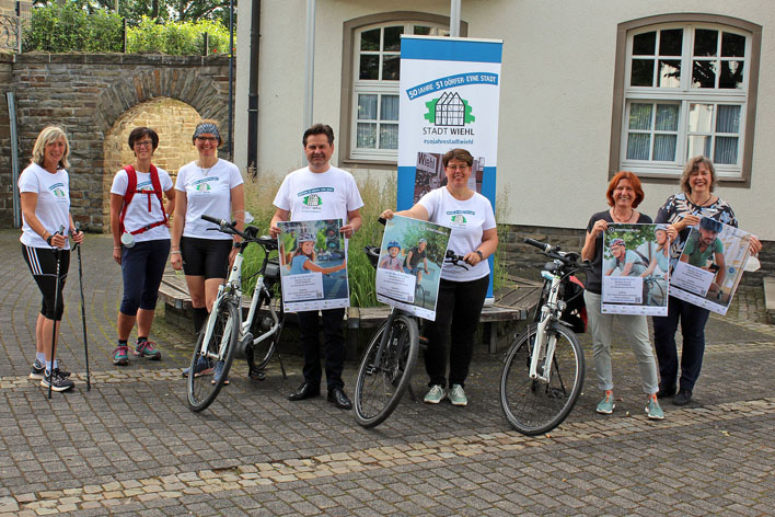 Auch das Jubiläumsteam inklusive Bürgermeister Ulrich Stücker beteiligt sich an den sportlichen Aktionen rund um 50 Jahre Stadt Wiehl und das Stadtradeln – inklusive passender T-Shirts. Foto: Stadt Wiehl