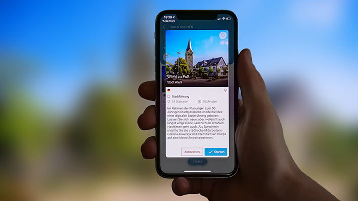 Die App „DigiWalk“, mit der man sich nun Sehenswürdigkeiten in der Wiehler Mitte zeigen und beschreiben lassen kann. Foto: Günther Melzer