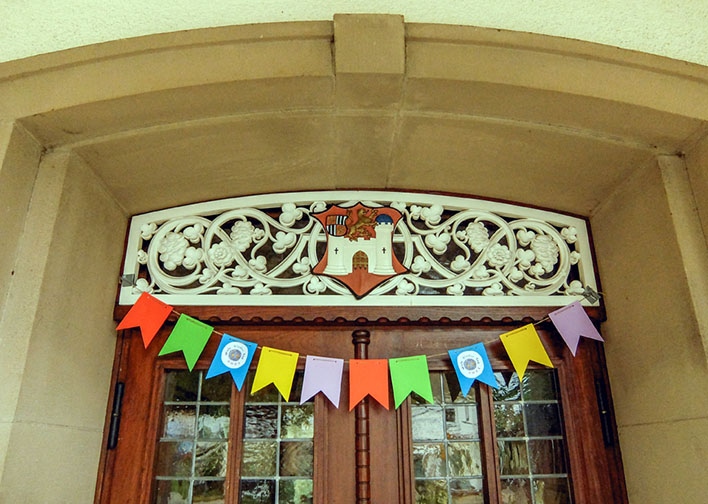 Auch den Eingang des alten Rathauses zierte eine Wimpelkette.
