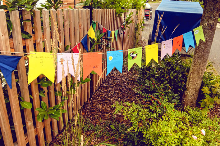 Selbst Gartenzäune waren zum Weltkindertag mit bunten Wimpelketten geschmückt. Fotos: Stadt Wiehl