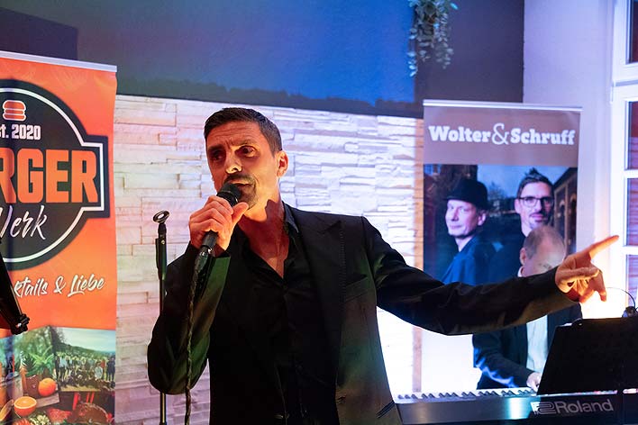 Zwei Herren – Eddie Leo Schruff und Henning Wolter – boten ein mitreißendes Konzert mit Stimme und Klavier im „Burgerwerk“.