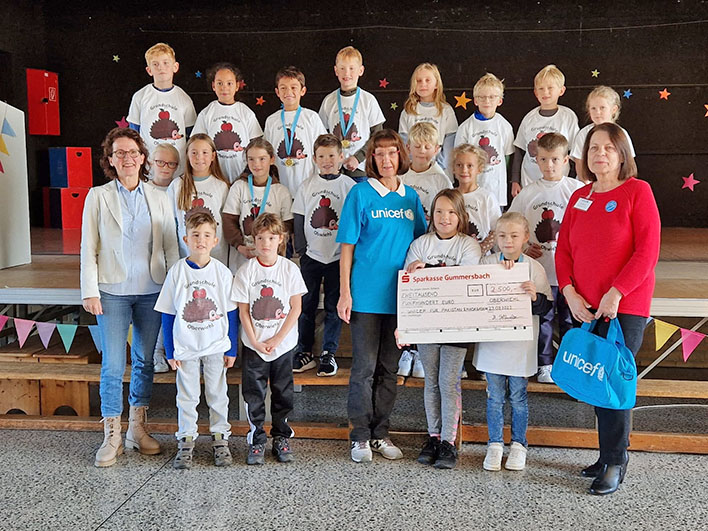 Stolz präsentierten die Kinder den Scheck über 2500 Euro. Dafür hatten sie beim Sponsorenlauf etliche Runden gedreht. Foto: Marion Irle