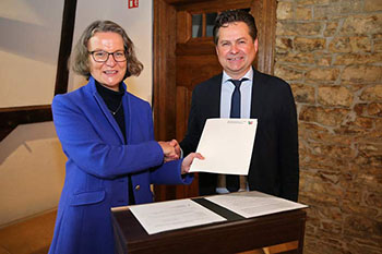 Aus den Händen der Ministerin nahm Bürgermeister Ulrich Stücker den Förderbescheid entgegen – und unterschrieb umgehend.