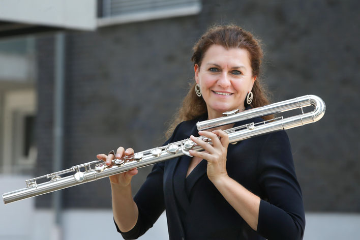 Die Flötistin Anne Horstmann zeigt den Zusammenhang zwischen Körper und Instrument. Foto: Dieter Menne